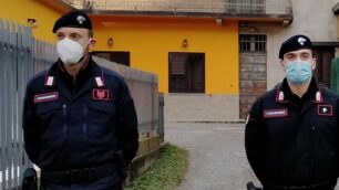 Cabiate, i Carabinieri appena fuori dalla casa dove è avvenuta la tragedia