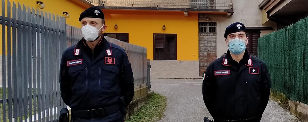Cabiate, i Carabinieri appena fuori dalla casa dove è avvenuta la tragedia