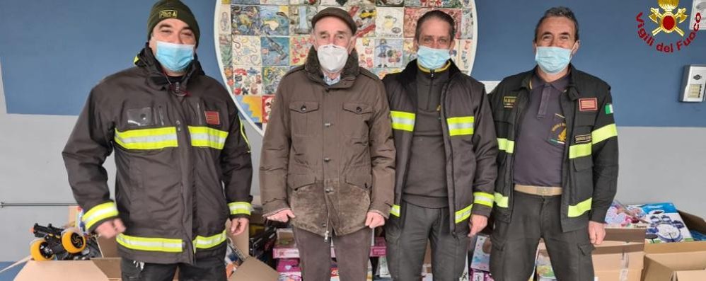 I vigili del fuoco del comando provinciale all’ospedale San Gerardo di Monza con Giovanni Verga: alle loro spalle gli scatoloni di giocattoli destinati ai piccoli pazienti di Pediatria e Oncologia Pediatrica