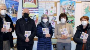 Seregno - Alcuni collaboratori della scuola di italiano per stranieri con il libro. Seconda da destra è la coordinatrice Laura Borgonovo