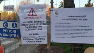 I cartelli che segnalavano l’inizio dei lavori in via Rota