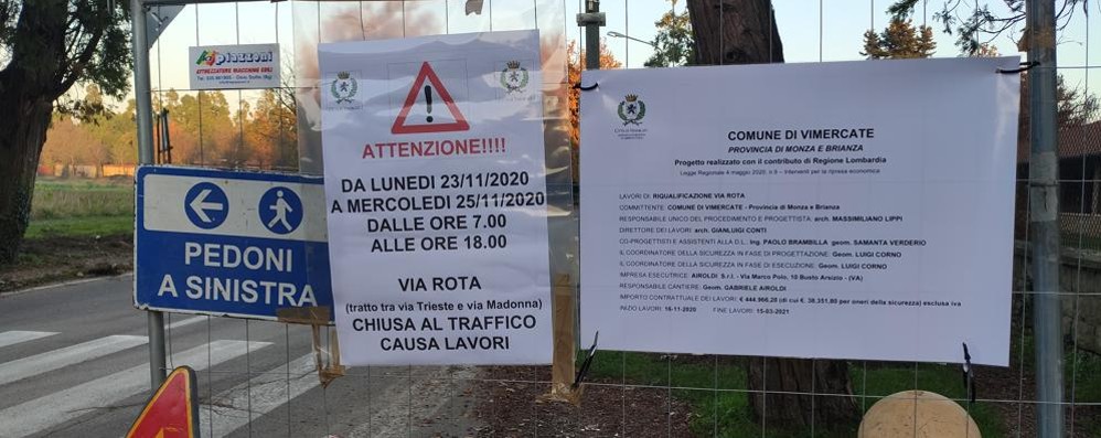 I cartelli che segnalavano l’inizio dei lavori in via Rota