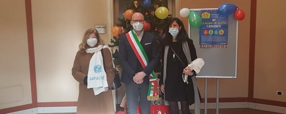 Besana in Brianza, inaugurazione baby pit stop da sinistra: Laura Sironi, presidente del comitato provinciale dell'Unicef, sindaco Emanuele Pozzoli, Letizia Caccavale, presidente del consiglio per le pari opportunità di Regione Lombardia