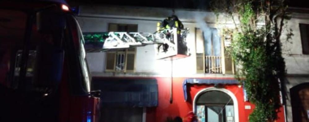 L’incendio di Caronno che ha visto l’intervento anche dei vigili del fuoco di Lazzate