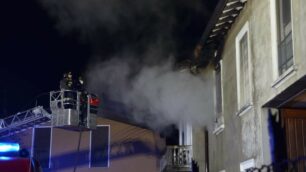 Le foto dell’incendio a Besana in Brianza
