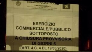 Il parrucchiere chiuso dalla polizia locale
