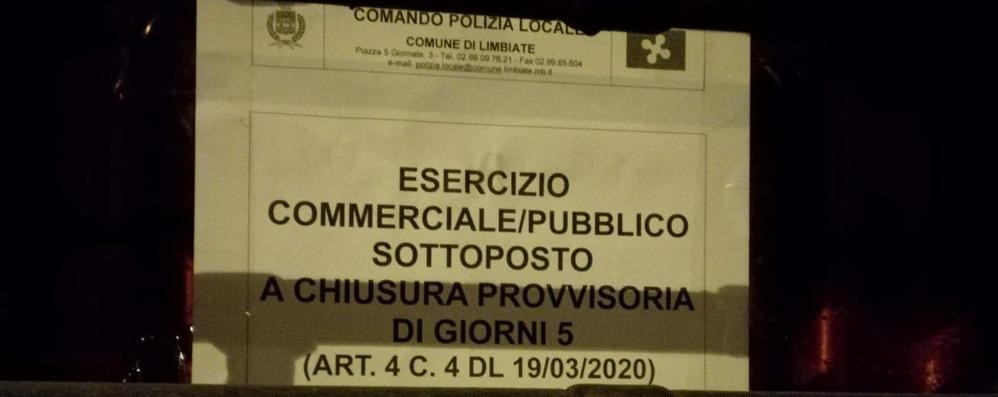 Il parrucchiere chiuso dalla polizia locale