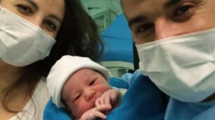 Mattia Spatafora, il primo nato dell’ospedale di Carate, tra mamma Roslaba e papà Marco