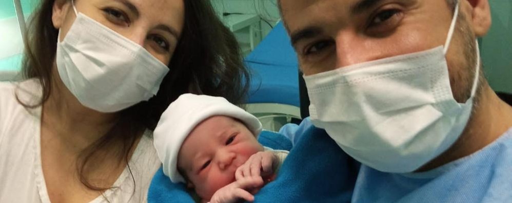 Mattia Spatafora, il primo nato dell’ospedale di Carate, tra mamma Roslaba e papà Marco