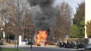 Monza incendio furgone piazza Citterio