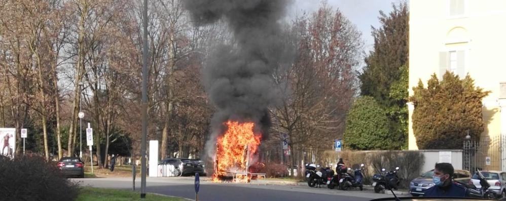 Monza incendio furgone piazza Citterio
