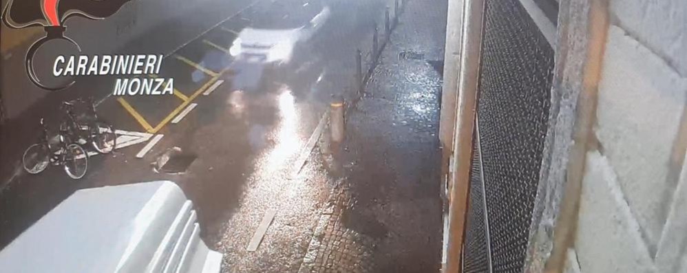 L’auto in contromano in via Volturno