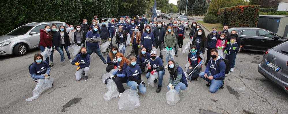 I volontari per Plastic Free sul Villoresi a ottobre 2020