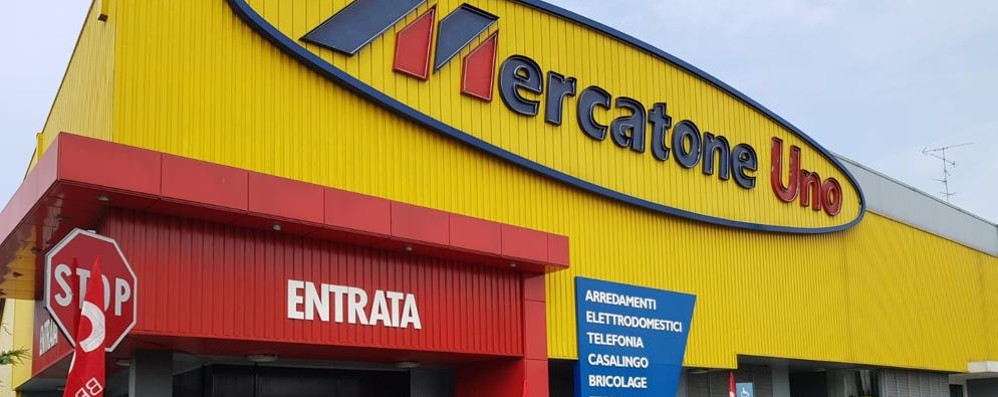 L’ex Mercatone Uno al confine con Seregno