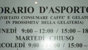 Un cartello sulla porta di un bar