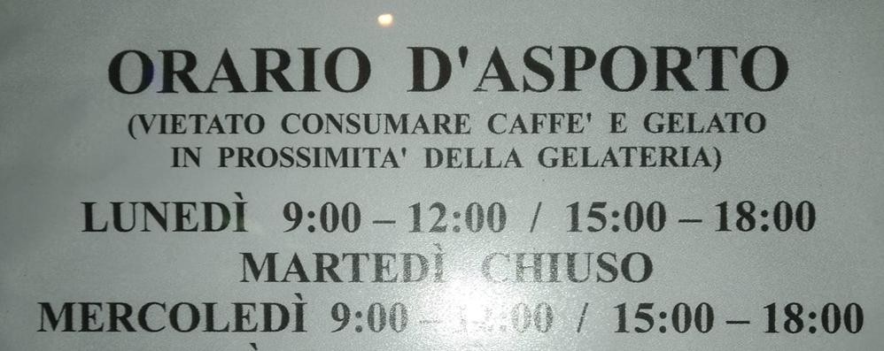 Un cartello sulla porta di un bar