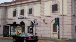 L'edificio della stazione, che si affaccia sul piazzale 25 aprile