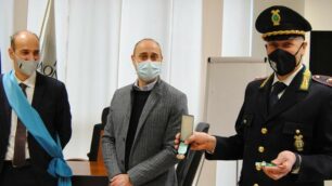 A destra, il comandante Flavio Zanardo con la medaglia. Al suo fianco il consigliere delegato Andrea Villa e il presidente della Provincia Luca Santambrogio