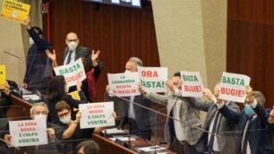 Protesta pd m5s regione lombardia