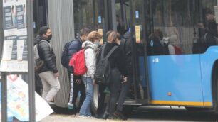 Studenti alla fermata autobus