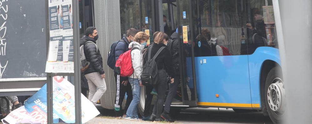 Studenti alla fermata autobus