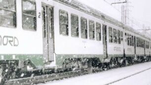 Un convoglio di Trenord durante la nevicata di fine anno