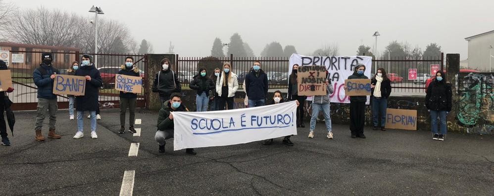 Vimercate manifestazione studenti omnicomprensivo venerdì 22 gennaio 2021