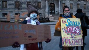 Monza Protesta genitori accesso scuola