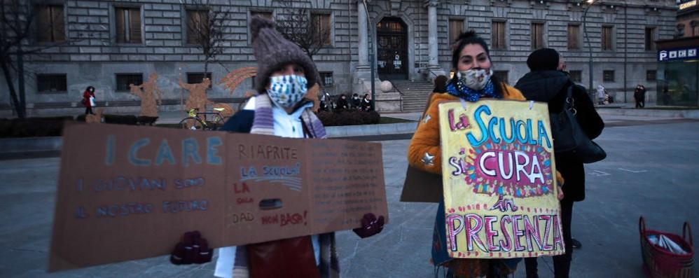 Monza Protesta genitori accesso scuola