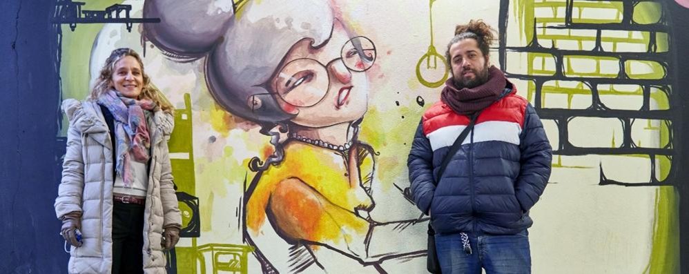 L'assessore alla Cultura Federica Perelli, a destra, con Cristian Sonda nel sottopasso tra le vie Solferino e Magenta