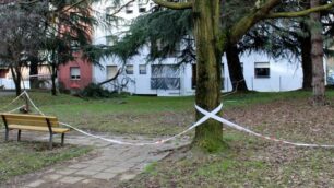 Seregno: l'area del giardinetto interdetta da nastro da cantiere