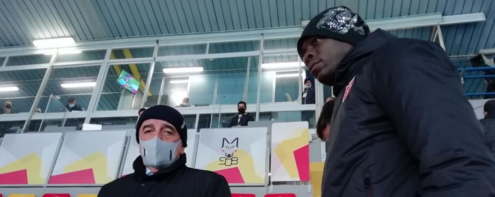 Adriano Galliani e Mario Balotelli durante l’intervallo di Lecce-Monza