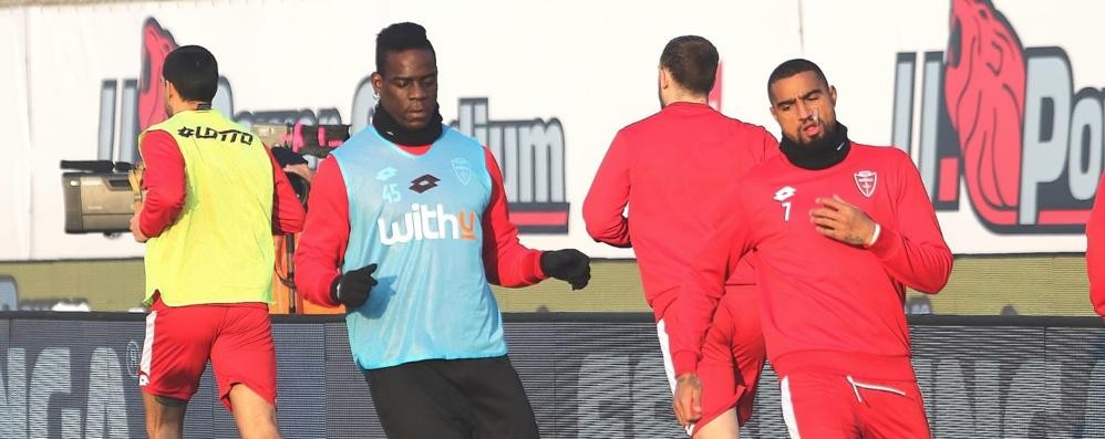 Serie B, Monza: Mario Balotelli durante il riscaldamento pre partita