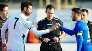 Calcio: Gianni Ricciardo, a sinistra, con il capitano del NibionnOggiono Gabriele Premoli prima dell'inizio del match