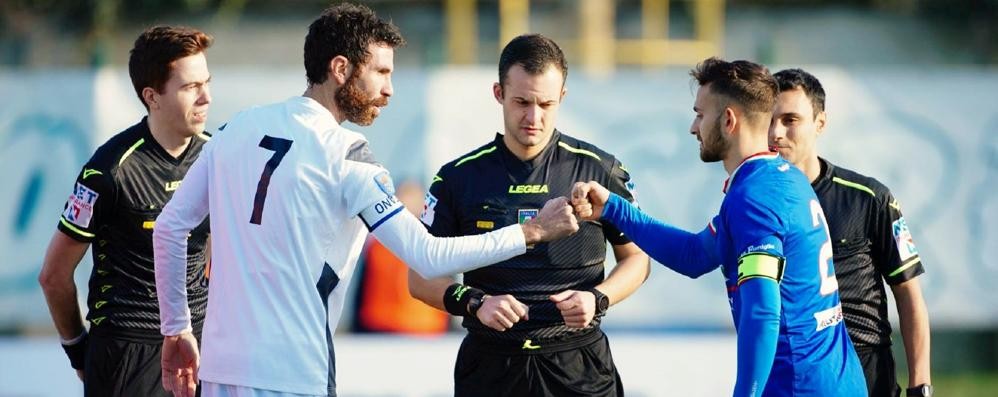 Calcio: Gianni Ricciardo, a sinistra, con il capitano del NibionnOggiono Gabriele Premoli prima dell'inizio del match