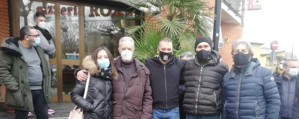 I militanti di Fratelli d’Italia davanti alla pizzeria Roxi