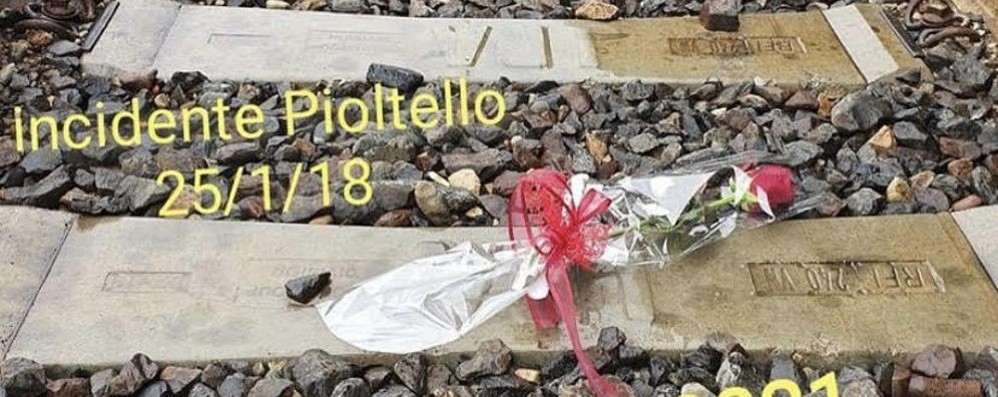 Una rosa rossa a ricordo delle vittime della tragedia