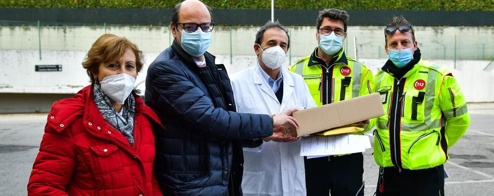 La consegna delle prime dosi di vaccino all’ospedale San Gerardo di Monza