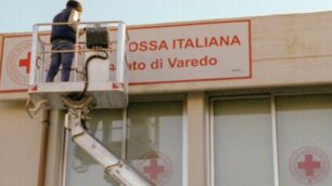 VAREDO - I volontari insieme ai tecnici della Mauri Service (che hanno lavorato gratis) montano le nuove insegne della Croce Rossa Varedo