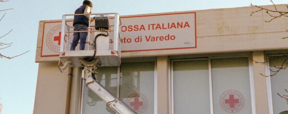 VAREDO - I volontari insieme ai tecnici della Mauri Service (che hanno lavorato gratis) montano le nuove insegne della Croce Rossa Varedo