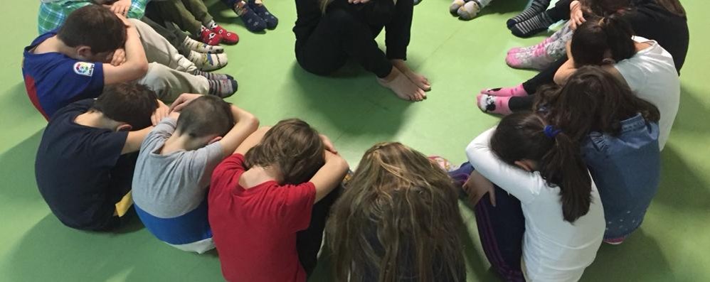 Bambini che praticano yoga