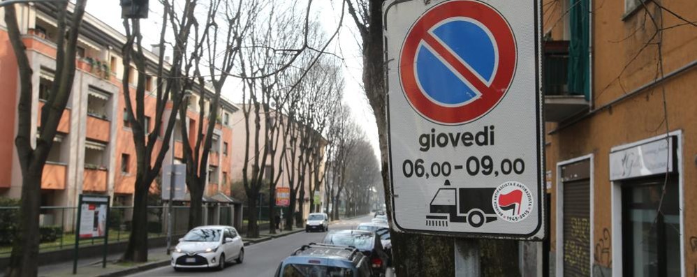 Monza Lavaggio strade via Buonarroti: divieti sospesi con la Lombadia in zona rossa