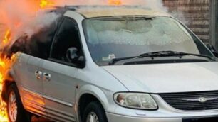 L’auto incendiata ad Agrate