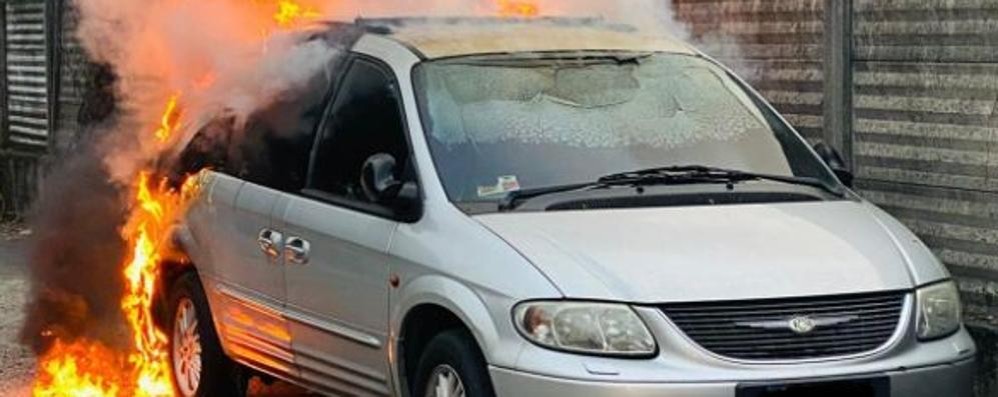 L’auto incendiata ad Agrate