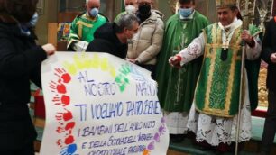 Il cartellone realizzato dai bambini della scuola dell’infanzia e del nido parrocchiali per salutare l’arcivescovo