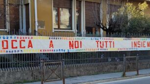 Albiate striscione e scuola dell'infanzia paritaria per visita Delpini