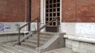 Lissone imbrattamenti muro chiesa prepositurale e piazzetta