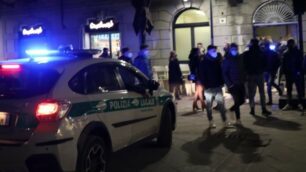 La Polizia locale di Seregno cerca di disperdere un assembramento