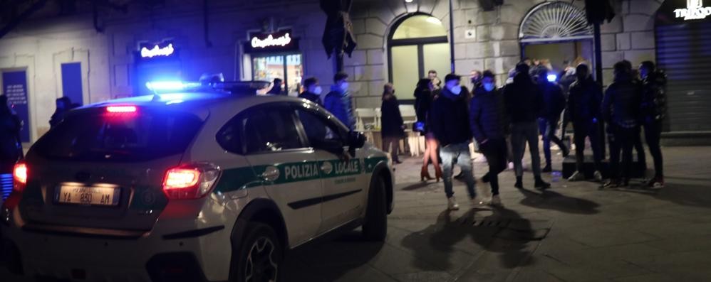 La Polizia locale di Seregno cerca di disperdere un assembramento