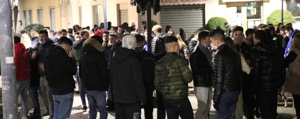 Gli assembramenti in piazza Vittorio Veneto a Seregno